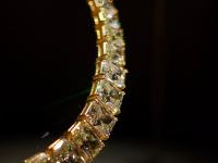 Gold and diamonds at the collarbone: length, clasp, and care