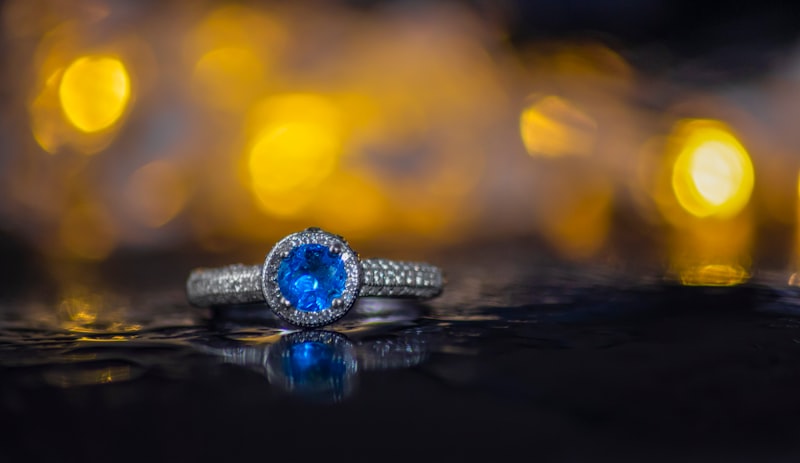 The sapphire ring: reading colour, fire, and setting